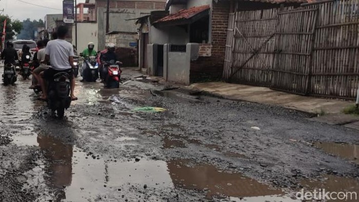 Kondisi Jalan Cingised Bandung yang rusak.