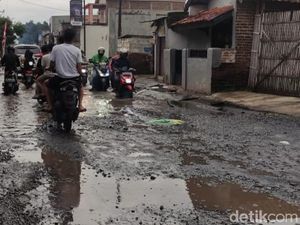 Jalan Cingised Bandung, Rusak hingga Mirip Kubangan Air