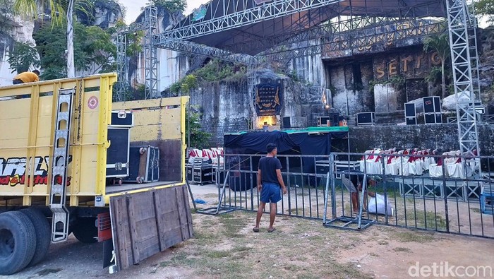konser denny caknan di gresik batal