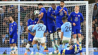 Koulibaly kok Gak Lompat? Tuh kan, Bolanya Lewat!