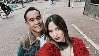 Artis Indonesia ini memang sering nonton konser bersama suami tercinta, Ardi Bakrie hingga traveling dan kulineran seru. Seperti ini ketika Nia dan suaminya pergi ke Belanda bersama. Foto: Instagram @ramadhaniabakrie