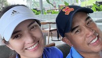Ini salah satu momen ketika Nia Ramadhani bersama Ardi Bakrie istirahat di restoran sehabis olahraga golf. Foto: Instagram @ramadhaniabakrie