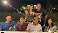Ketika jalan-jalan ke Bali pun, Nia Ramadhani dan suaminya tak lupa membawa keluarganya pergi makan malam di sebuah restoran. Foto: Instagram @ramadhaniabakrie