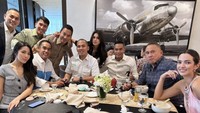 Ada lagi momen ketika Nia Ramadhani sedang menghadiri ulang tahun kerabatnya dengan acara makan-makan. Foto: Instagram @ramadhaniabakrie
