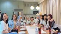 Wuah, tampaknya artis kelahiran 1990 ini sedang kumpul bersama artis lainnya di rumah Nagita Slavina. Sebelum makanan datang, tak lupa mereka mengabadikan momen dulu. Foto: Instagram @ramadhaniabakrie