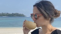Kali ini Nia terlihat sedang berlibur ke pantai. Ia tampak menikmati buah kelapa itu. Sepertinya segar ya? Foto: Instagram @ramadhaniabakrie