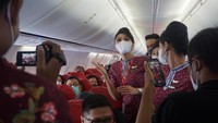 Mereka menyanyikan lagu nasional seperti Mengheningkan Cipta, Maju Tak Gentar, Rayuan Pulau Kelapa dan Tanah Airku. Rangkaian acara peringatan Hari Pahlawan di udara itu berlangsung meriah. (dok. Lion Air)