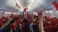 Tepat pada ketinggian 33.000 kaki, saat tanda kenakan sabuk pengaman dimatikan, para pramugari Lion Air langsung membagikan bendera berukuran kecil kepada seluruh penumpang. (dok. Lion Air)