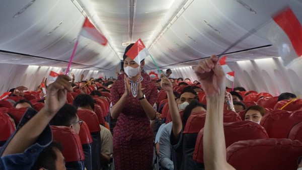 Tepat pada ketinggian 33.000 kaki, saat tanda kenakan sabuk pengaman dimatikan, para pramugari Lion Air langsung membagikan bendera berukuran kecil kepada seluruh penumpang. (dok. Lion Air) Tepat pada ketinggian 33.000 kaki, saat tanda kenakan sabuk pengaman dimatikan, para pramugari Lion Air langsung membagikan bendera berukuran kecil kepada seluruh penumpang. (dok. Lion Air)