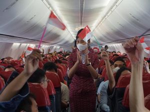 Potret Pramugari Lion Air Rayakan Hari Pahlawan di Atas Ketinggian