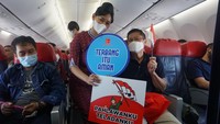 Awak kabin lalu berjalan dari lorong kabin belakang membawa Bendera Merah Putih. Rupanya mereka melakukan fashion show, dengan mengenakan seragam awak kabin yang dirancang khusus, dengan tetap mengusung budaya khas Indonesia. (dok. Lion Air)