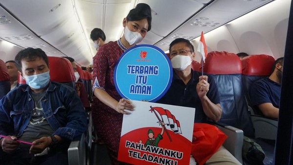 Awak kabin lalu berjalan dari lorong kabin belakang membawa Bendera Merah Putih. Rupanya mereka melakukan fashion show, dengan mengenakan seragam awak kabin yang dirancang khusus, dengan tetap mengusung budaya khas Indonesia. (dok. Lion Air) Awak kabin lalu berjalan dari lorong kabin belakang membawa Bendera Merah Putih. Rupanya mereka melakukan fashion show, dengan mengenakan seragam awak kabin yang dirancang khusus, dengan tetap mengusung budaya khas Indonesia. (dok. Lion Air)