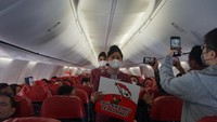 Setelah itu, pimpinan awak kabin mengumumkan bahwa akan dilaksanakan acara memperingati Hari Pahlawan Nasional di dalam kabin pesawat. Pimpinan awak kabin kemudian memimpin untuk mengheningkan cipta. (dok. Lion Air)