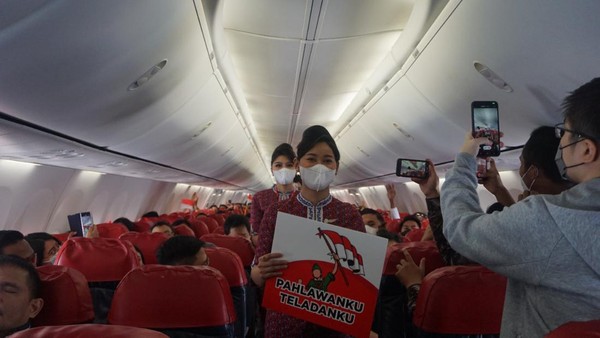 Setelah itu, pimpinan awak kabin mengumumkan bahwa akan dilaksanakan acara memperingati Hari Pahlawan Nasional di dalam kabin pesawat. Pimpinan awak kabin kemudian memimpin untuk mengheningkan cipta. (dok. Lion Air) Setelah itu, pimpinan awak kabin mengumumkan bahwa akan dilaksanakan acara memperingati Hari Pahlawan Nasional di dalam kabin pesawat. Pimpinan awak kabin kemudian memimpin untuk mengheningkan cipta. (dok. Lion Air)