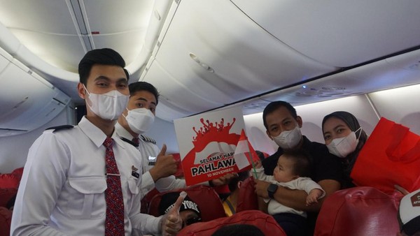 Seluruh penumpang mengikuti secara khidmat. Pada penerbangan tersebut, dibagikan juga doorprize dengan kegiatan kuis kepada penumpang yang beruntung. (dok. Lion Air) Seluruh penumpang mengikuti secara khidmat. Pada penerbangan tersebut, dibagikan juga doorprize dengan kegiatan kuis kepada penumpang yang beruntung. (dok. Lion Air)