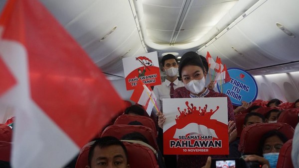 Selain itu, para penumpang juga dihibur dengan penampilan 5 awak kabin yang mempersembahkan live songs bertemakan nasionalisme. (dok. Lion Air) Selain itu, para penumpang juga dihibur dengan penampilan 5 awak kabin yang mempersembahkan live songs bertemakan nasionalisme. (dok. Lion Air)