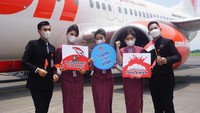 Pramugari dan kru Lion Air tak ketinggilan ikut merayakan Hari Pahlawan. Mereka bikin acara seru di atas ketinggian 33.000 kaki. (dok. Lion Air)