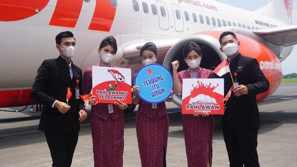Pramugari dan kru Lion Air tak ketinggilan ikut merayakan Hari Pahlawan. Mereka bikin acara seru di atas ketinggian 33.000 kaki. (dok. Lion Air) Pramugari dan kru Lion Air tak ketinggilan ikut merayakan Hari Pahlawan. Mereka bikin acara seru di atas ketinggian 33.000 kaki. (dok. Lion Air)