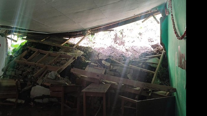 Longsor di Kampung Karangpaninggal, Desa Karanglayung, Kecamatan Karangjaya.