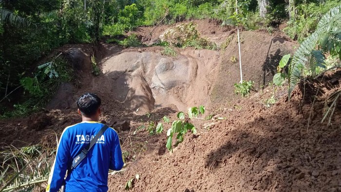Longsor yang menutup akses jalan Pangandaran-Tasikmalaya.