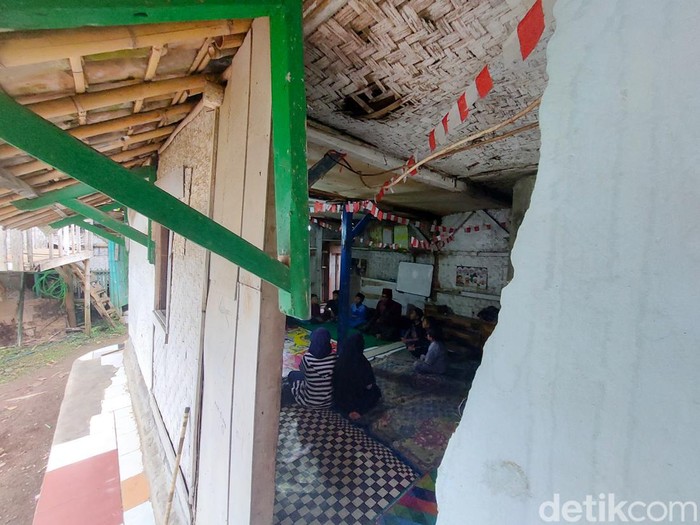 Madrasah tempat puluhan anak menuntut ilmu agama di Bandung Barat kondisinya begitu memprihatinkan.