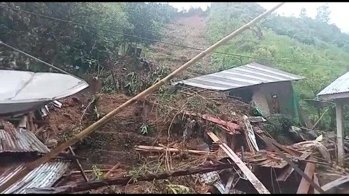 Empat rumah warga di Kabupaten Mamasa, Sulawesi Barat (Sulbar) tertimpa material longsor dari tebing setinggi 70 meter.