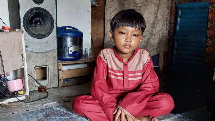Adam adalah anak pemulung sekaligus bocah 8 tahun yang menderita mata merah. Yuk, donasi di berbuatbaik.id untuk membantu biaya pengobatan mata Adam.