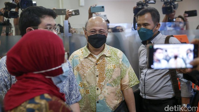 Motivator Mario Teguh didampingi kuasa hukumnya tiba di gedung Bareskrim Mabes Polri, Jakarta, Kamis (10/11/2022). Bareskrim Polri mengagendakan pemeriksaan Mario Teguh dan Adri Prakarsa hari ini. Pemeriksaan dilakukan terkait kasus penipuan, penggelapan, dan pencucian uang robot trading Net89.