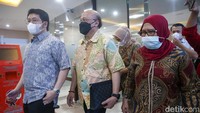 Mario Teguh bersama kuasa hukumnya Elza Syarif mendatangi Bareskrim Polri. Mario teguh sempat mangkir untuk diperiksa terkait kasus dugaan penipuan robot trading Net89.
