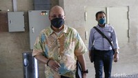 Mario Teguh bersama tim kuasa hukumnya tiba pada pukul 10.30 WIB. Mario terlihat mengenakan pakaian batik dengan masker hitam.