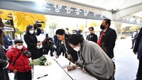 Dari Partai Demokrasi INDONESIA Perjuangan, sebagai Ketua Umum, saya dan para anggota partai menyampaikan DUKA CITA yg se-dalam2nya atas tragedi di sini (ITAEWON). Salam hangat kami, Megawati (Ketua Umum PDI Perjuangan), demikian tulisan Megawati di buku ucapan duka cita.