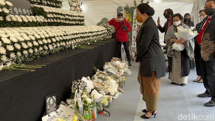 Megawati dan Puan menaruh bunga dan menuliskan ucapan duka cita tragedi Itaewon. (Ahmad Toriq/detikcom).