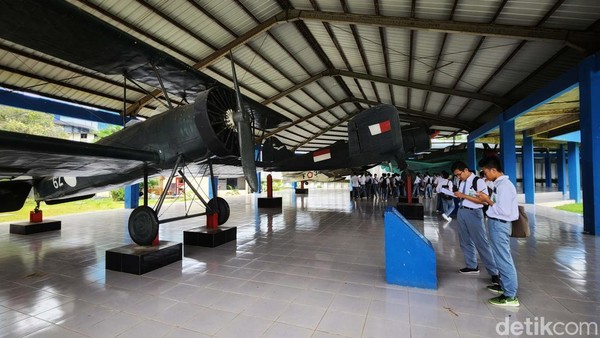 Selain itu, ada juga kendaraan perang seperti tank dan panser, dan berbagai jenis pesawat terbang hingga meriam yang dapat dilihat di pameran taman. Selain itu, ada juga kendaraan perang seperti tank dan panser, dan berbagai jenis pesawat terbang hingga meriam yang dapat dilihat di pameran taman.