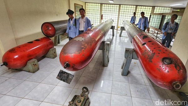 Beberapa diorama yang dipamerkan di museum antara lain gambaran Pertempuran Surabaya pada 10 November 1945 hingga penumpasan DI/TII di Jawa Barat Jawa Tengah, Aceh, Kalimantan Selatan, dan Sulawesi pada tahun 60-an. Beberapa diorama yang dipamerkan di museum antara lain gambaran Pertempuran Surabaya pada 10 November 1945 hingga penumpasan DI/TII di Jawa Barat Jawa Tengah, Aceh, Kalimantan Selatan, dan Sulawesi pada tahun 60-an.