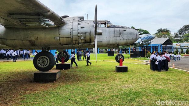 Museum Satria Mandala di Jl Gatot Subroto, Jakarta, menyimpan sejarah perjuangan bangsa, khususnya TNI. Yuk kita lihat koleksinya.