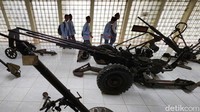 Museum Satria Mandala menyimpan berbagai koleksi terkait benda-benda bersejarah milik TNI, seperti senjata berat dan ringan, atribut ketentaraan, panji-panji, dan lambang-lambang di lingkungan TNI.