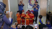 Mereka mendapatkan materi sederhana dari regu Damkar tentang prosedur pelaporan kebakaran, pengenalan peralatan pemadam kebakaran, praktek tata cara menyemprotkan air.