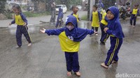 Anak-anak tampak gembira mengikuti kegiatan ini.