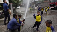 Dengan kegiatan ini, diharapkan anak-anak mengenal dengan baik cara memadamkan api sekaligus upaya menyelamatkan diri dari bahaya kebakaran.
