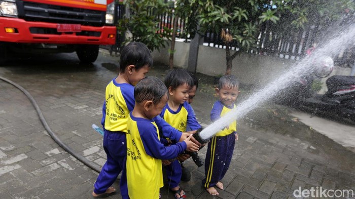 Mengenal Tugas Pemadam Kebakaran Sejak Dini Anak-anak PAUD Bougenville RW 10 Utan Kayu mengunjungi markas pemadam kebakaran di Kota Bekasi. Kegiatan ini untuk pengenalan cara pemadaman kebakaran.