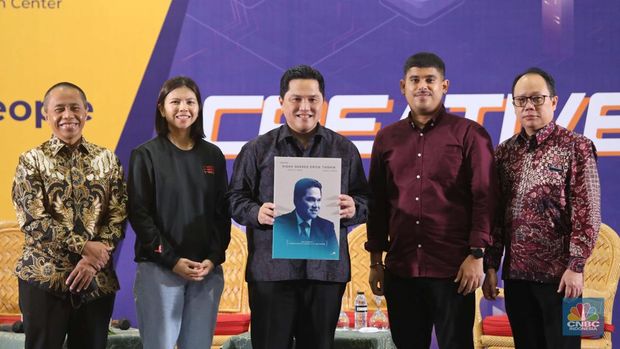 Menteri BUMN Erick Thohir di acara peluncuran Buku Bukan Kisah Sukses Erick Thohir di pameran buku Indonesia Internasional Book Fair di JCC Senayan, Jakarta, Kamis, 10/11.  (CNBC Indonesia/ Muhammad Sabki)