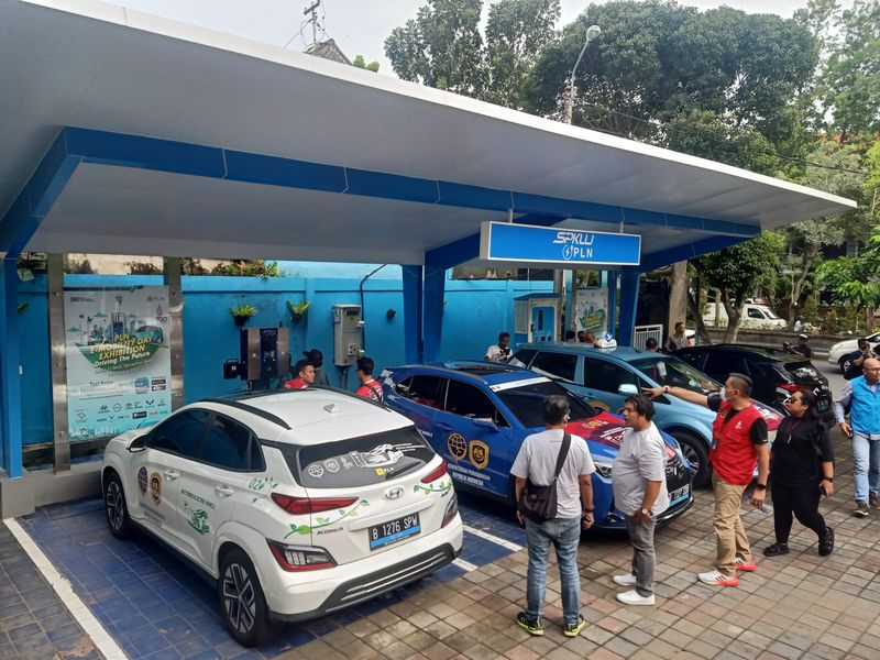 Belasan mobil listrik saat melakukan pengisian daya di Stasiun Pengisian Kendaraan Listrik Umum (SPKLU) ULP PLN Negara, Kamis (10/11/2022).