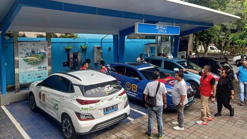 Belasan mobil listrik saat melakukan pengisian daya di Stasiun Pengisian Kendaraan Listrik Umum (SPKLU) ULP PLN Negara, Kamis (10/11/2022).