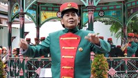 Para penonton ikut bernyanyi saat menyanyikan lagu Indonesia Raya dan Maju Tak Gentar. Konduktor memandu langsung para penonton. Foto: Anggah/detikJateng