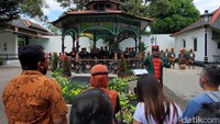 Penonton tak hanya wisatawan domestik, tapi juga mancanegara. Penonton mengapresiasi apa yang ditampilkan oleh Keraton Jogja dalam rangka peringatan Hari Pahlawan ini. Foto: Anggah/detikJateng