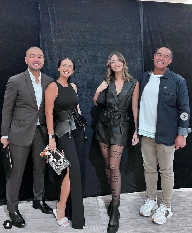 Melalui akun Instagram pribadinya, Nia Ramadhani tampak membagikan keseruannya saat menonton konser MLTR ( Michael Learns To Rock) bersama suami dan rekannya. Nia terlihat tampil stylish mengenakan outfit serba hitam. Ia tampak memadukan blazer tanpa lengan berwarna hitam dengan stocking yang dihiasi beberapa tulisan dan sepatu boots yang juga berwarna hitam. Foto: Instagram/@ramadhaniabakrie