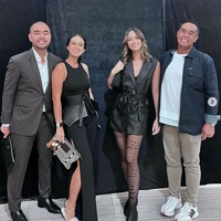 Melalui akun Instagram pribadinya, Nia Ramadhani tampak membagikan keseruannya saat menonton konser MLTR ( Michael Learns To Rock) bersama suami dan rekannya. Nia terlihat tampil stylish mengenakan outfit serba hitam. Ia tampak memadukan blazer tanpa lengan berwarna hitam dengan stocking yang dihiasi beberapa tulisan dan sepatu boots yang juga berwarna hitam. Foto: Instagram/@ramadhaniabakrie