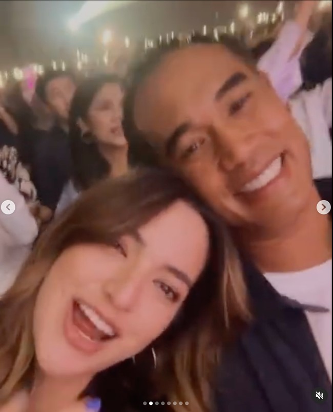 Bersama suami dan rekannya, Nia Ramadhani terlihat begitu menikmati konser tersebut sambil ikut bernyanyi bersama. Dari foto dan video yang dibagikan tampaknya Nia bersama suami dan rekannya mendapat bangku depan yang jaraknya tidak terlalu jauh dari stage utama. Hal itu terlihat dari video unggahannya yang cukup jelas saat merekam aksi panggung MLTR. Foto: Instagram/@ramadhaniabakrie