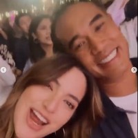 Bersama suami dan rekannya, Nia Ramadhani terlihat begitu menikmati konser tersebut sambil ikut bernyanyi bersama. Dari foto dan video yang dibagikan tampaknya Nia bersama suami dan rekannya mendapat bangku depan yang jaraknya tidak terlalu jauh dari stage utama. Hal itu terlihat dari video unggahannya yang cukup jelas saat merekam aksi panggung MLTR. Foto: Instagram/@ramadhaniabakrie