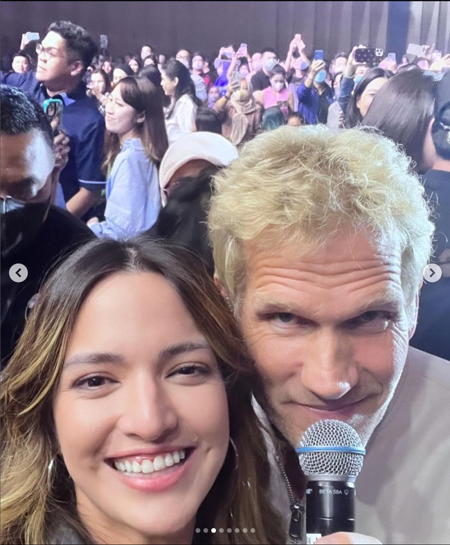 Tak hanya sekedar menonton, Nia Ramadhani juga mendapat kesempatan untuk berfoto bersama pentolan band MLTR, Jascha Richter. Nia pun tampak memamerkan senyum lebarnya ketika berpose di sebelah penyanyi MLTR tersebut. Foto: Instagram/@ramadhaniabakrie